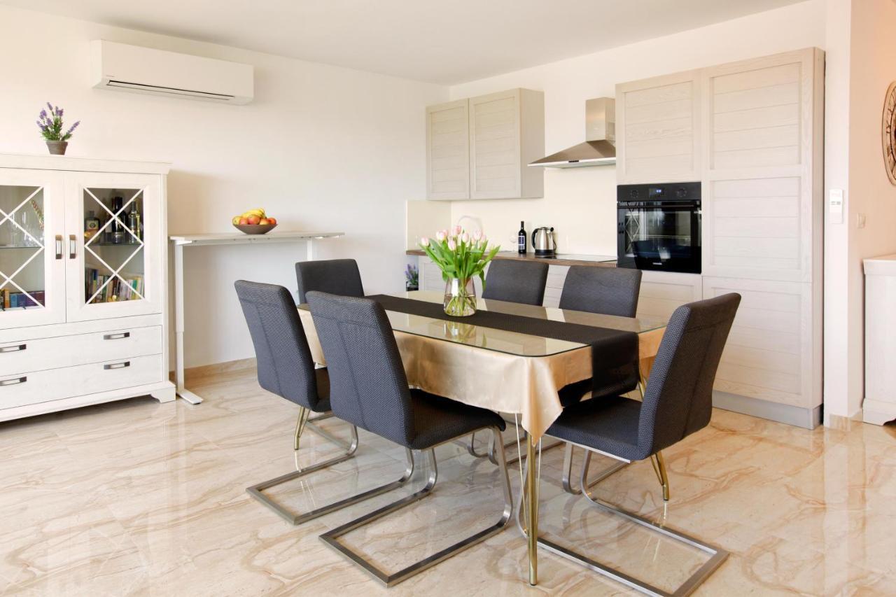 Modern 2-Bed Apt, Late Check In Available Split Exterior photo