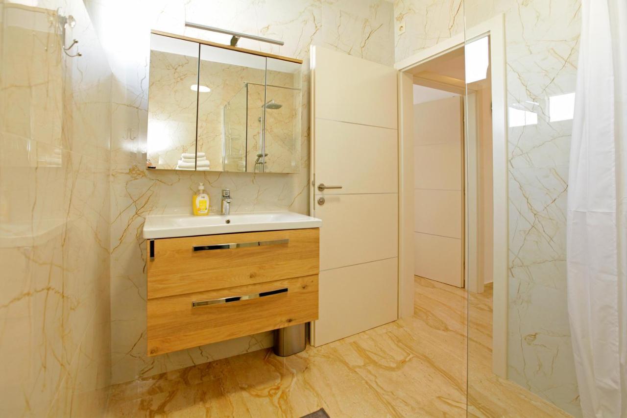Modern 2-Bed Apt, Late Check In Available Split Exterior photo