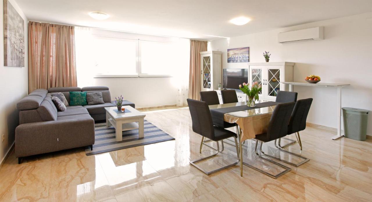 Modern 2-Bed Apt, Late Check In Available Split Exterior photo