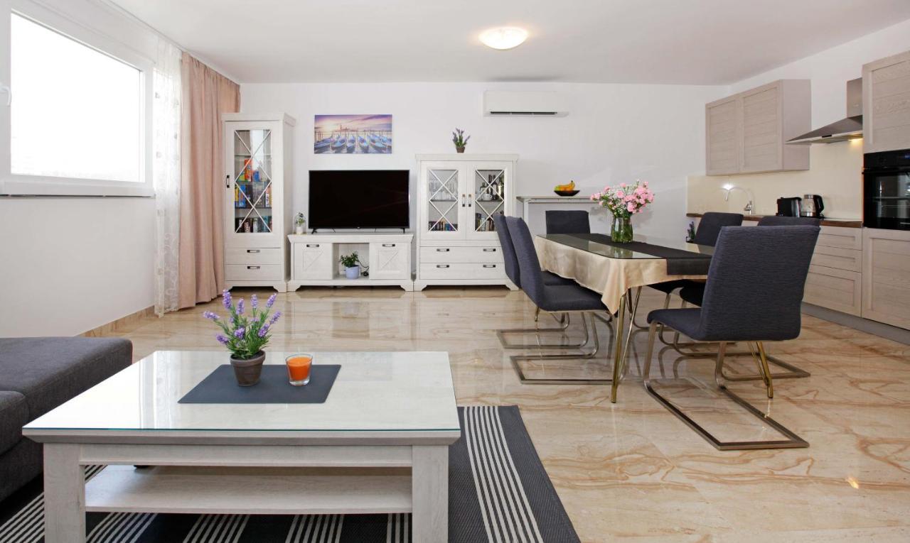 Modern 2-Bed Apt, Late Check In Available Split Exterior photo